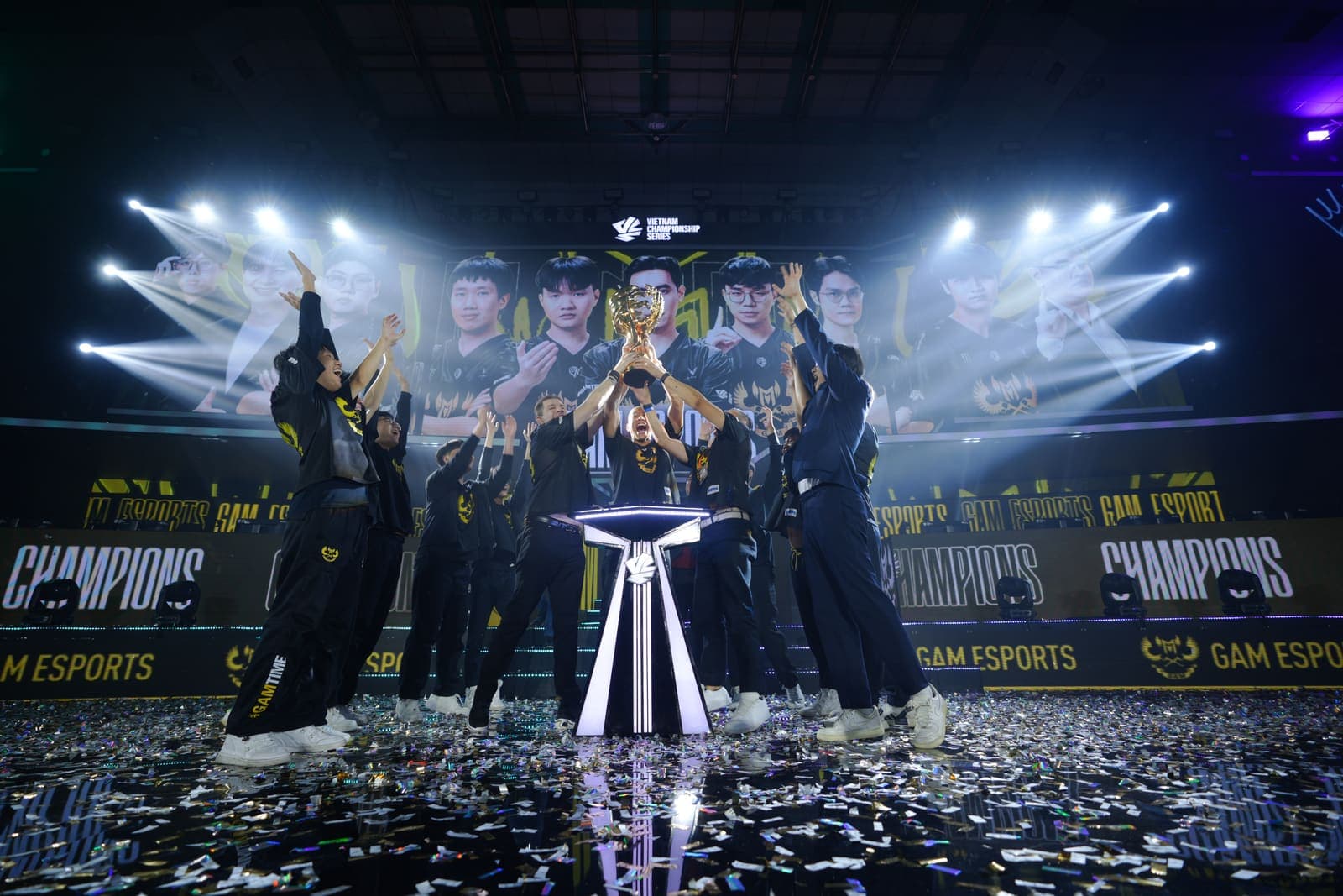 Các tuyển thủ GAM Esports nâng cúp vô địch trên sân khấu