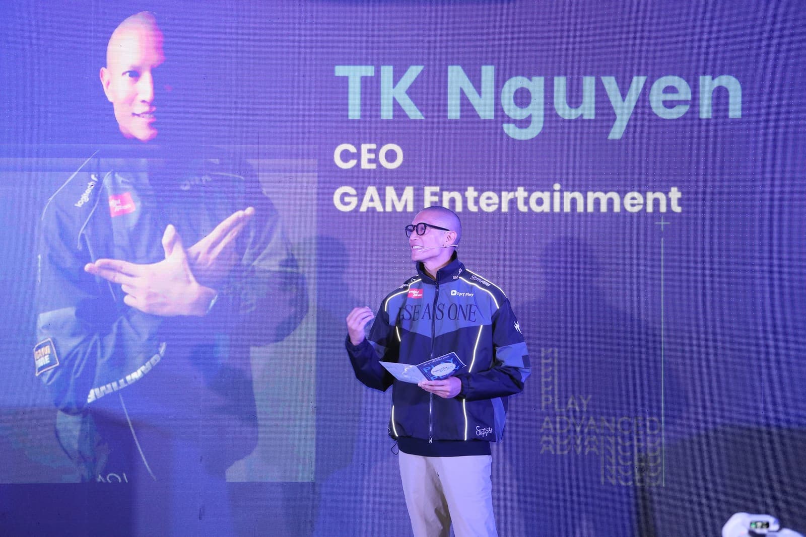 TK Nguyễn dẫn chương trình trên sân khấu