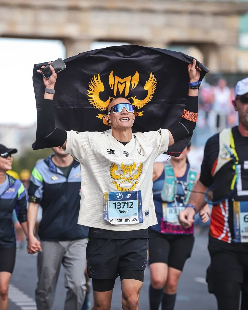 Berlin Marathon: Running the 50th Berlin Marathon, GAM flag overhead · Berlin · 2024