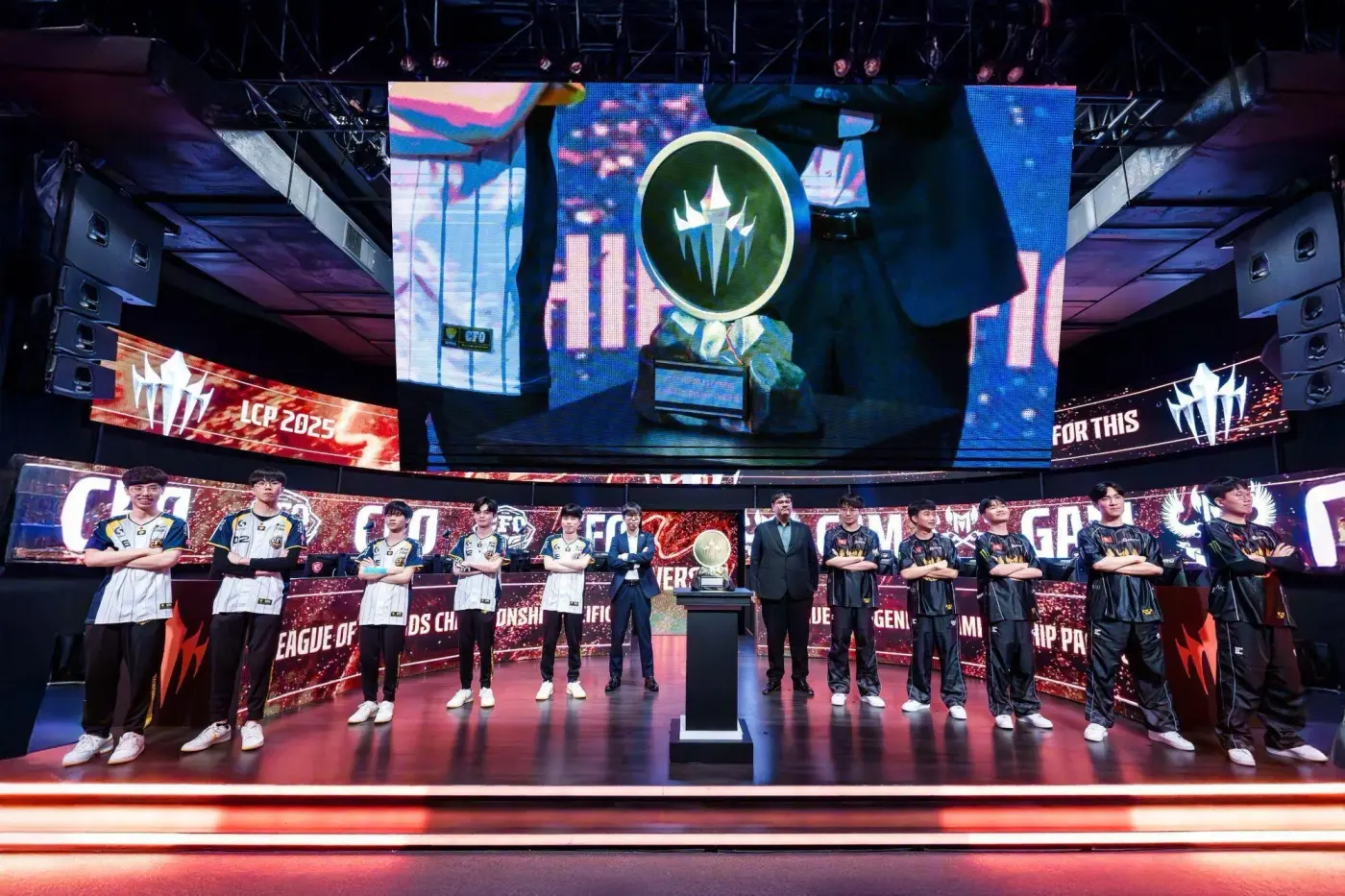GAM Esports và CTBC Flying Oyster đứng hai bên cúp LCP trên sân khấu trước trận chung kết giữa mùa 2025