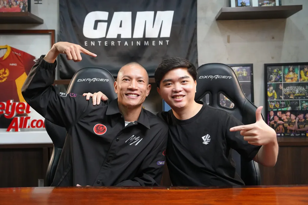 TK Nguyen and former GAM Esports captain Optimus (Trần Văn Cường) making the GAM hand sign at GAM HQ