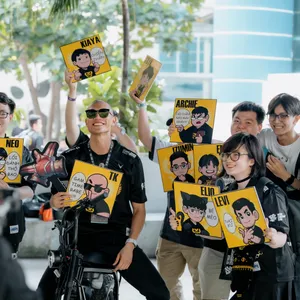 TK Nguyen with GAM fans holding player signs for Hype, Levi, Kiaya and the team