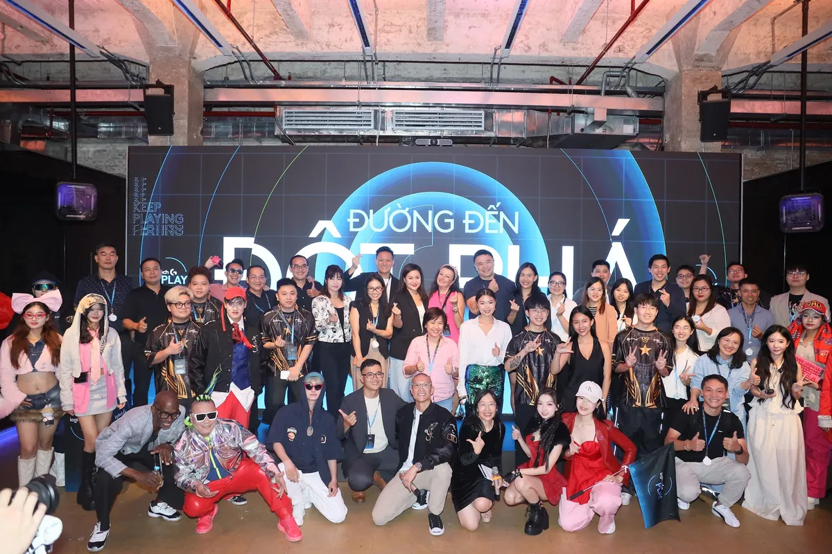 Group photo of everyone at Logitech G PLAY 2026 in Ho Chi Minh City: the Logitech team, GAM players, creators and guests in front of the Đường đến Đột phá screen